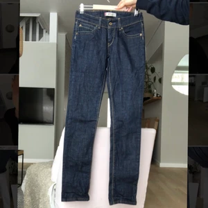 Vintage Levis jeans - Vintage jeans från Levis i modellen 571. Fint skick. Låga i midjan. Står ingen stolek men lite små i midjan för mig som vanligtvis har 27/34. Tillräckligt långa på mig, är 178 cm. 