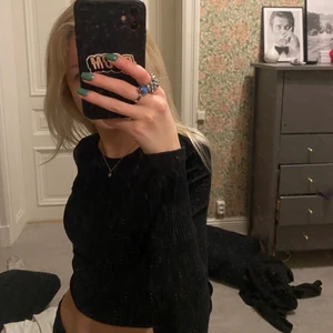 Tröja - Svart tight ribbad tröja, den är croppad i modellen. Skön och passar till allt😻😻 storlek XSS men som en xs