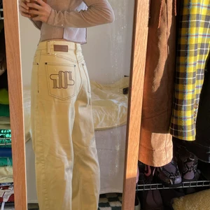 Gula jeans - Gula jeans från Munthe. Oanvända. Värt att vet är att dessa är en 36 och jag är en 32a i normala fall