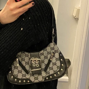 Unik axelremsväska - lägger upp annons igen då person som vann budgivning inte svarade :) supercool axelremsväska som är köpt för längesen och som garanterat inte många har!! knappt använd så i väldigt bra skick🥰🥰