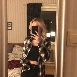 Flanellskjorta - Säljer nu min svart vita flanellskjorta då jag inte har någon användning för den längre! Den är i ett bra skick och helt precis som en ny! Fick denna av min mamma så vet tyvärr inte vart den är köpt men den är i storlek S. 