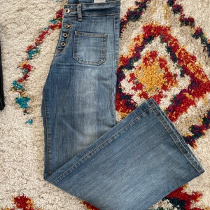 Bootcut jeans - Otroliga jeans, bra skick. Stannar strax under naveln!