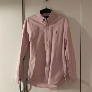 Ralph lauren skjorta storlek S  - Ralph lauren skjorta storlek S i slim fit. Endast använd 2 gånger. Säljs då jag vuxit ur den.