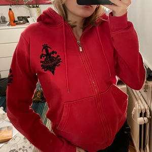 röd zip hoodie - asball röd zipup med coola tryck på ryggen och ärmarna:)  påminner mycket om ed hardy hoodies! sitter bra oversized på mig med S men passar nog även andra! är 172cm