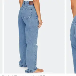 Never denim jeans i modellen regular wide, w25 l32, köpta i augusti knappt använda köpta för 599