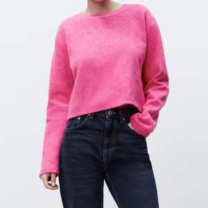 Fin rosa stickad tröja från Zara i storlek m, men passar mig som vanligtvis har storlek s! Säljer då jag har många likanande. Den är helt oanvänd endast testad en gång, lappen sitter kvar💞helt slutsåld online! köpare står för frakt 👍🏼