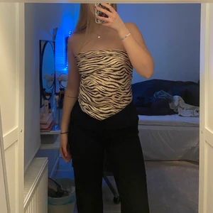 Topp - Superfin topp!! Som en sjal som man knyter runt ryggen⚡️⚡️⚡️💖 funkar dem flesta storlekarna då det går att knyta hur man vill