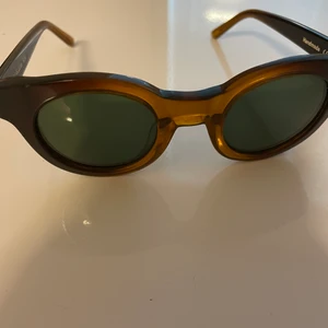 Sunbuddies solglasögon - Säljer dessa fina sunbuddies solglasögon, någon enstaka skråma. Skickar fler bilder om så önskas<3