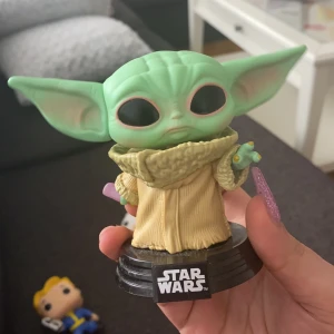 Baby Yoda  - Från England. Den kan röra huvudet. Går att diskutera pris (har ingen låda till) 