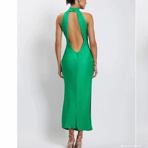 Meshki klänning xs  - Så fin klänning från märket Meshki i storlek xs, endast testad! Superfina detaljer i ryggen och halsen, samt en slits i sidan. Köpt för 1100 kr, samt frakt på 200 kr. 