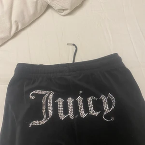 Juicy couture - Säljer mina juicy couture byxor i storlek xs eftersom att dom har inte kommit till användning dom ser helt nya ut säljer för 700 men kan tänka mig att gå ner lite i priset köparen står för frakt