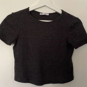 Topp  - Två toppar från zara, båda för 150 Annars 80kr för ena