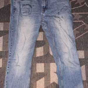 Ett par egengjorda travis scott jeans