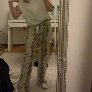 Jeans - Mönsrade jeans som lyser upp en outfit. Knappanvända men nu är dem för små. Köparen står för frakten.