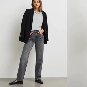 90s high Waist jeans strl 34 - Helt nya oanvända byxor från Gina, prislapp finns fortfarande kvar från Gina. Tyvärr för långa för mig som är 160 cm lång. Säljer dom för 300 kr Original pris 599kr 