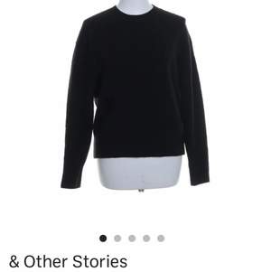 Säljer även den här svarta tröjan ifrån other stories som jag köpte från Sellpy men inte fått användning av❤️
