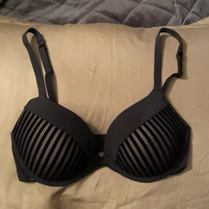 BH ifrån hunkemöller  - Fin BH! Har två likadana så säljer den ena! 🤍 endast testad! Finns även matchande trosor!