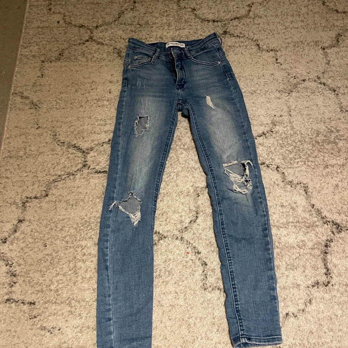 Jeans med hål i  - 90