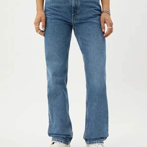 Snygga mörkblåa jeans från weekday. Modellen Voyage high straight Jeans. Tyvärr är det för små på mig och säljs därför vidare!! Storlek 27/30 (är 164 cm lång) 