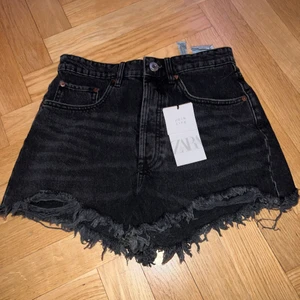 Zara högmidjade shorts - Svarta jeansshorts från Zara i storlek 38, helt oanvända