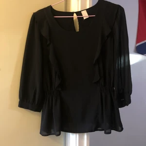 Svart blus/tröja  - Jätte fin blus/ tröja i st M men funkar som S. Aldrig använd då det blev fel storlek för mig. Den är från vila