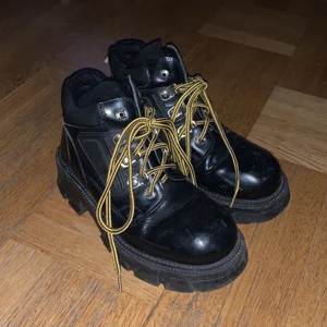 Boots - Riktigt snygga boots jag har fått av min pappa, dem är från hans hårdrocks tid när han spelade i band, använda som scen skor! För stora för mig tyvärr, fint skick:)