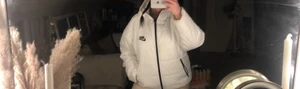 Jacka - En snygg jacka från Nike i fint skick, strl L! På mig är den oversize då jag vanligtvis har M! Köpt i våras så använd endast 1 månad! Nypris 1049kr!