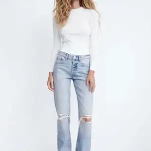 Säljer ett par till zara jeans i modellen ”mid rise straight” då de inte kommer till användning🙌🏻 nypris 359kr! Jättefint skick❤️