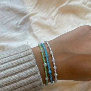 Trendiga armband i glaspärlor  - Mitt UF-företag säljer armband tillverkade i glaspärlor i olika färger och designer. Kan även pärla efter era önskemål. 40kr/styck 🌸 tillkommer lite frakt  