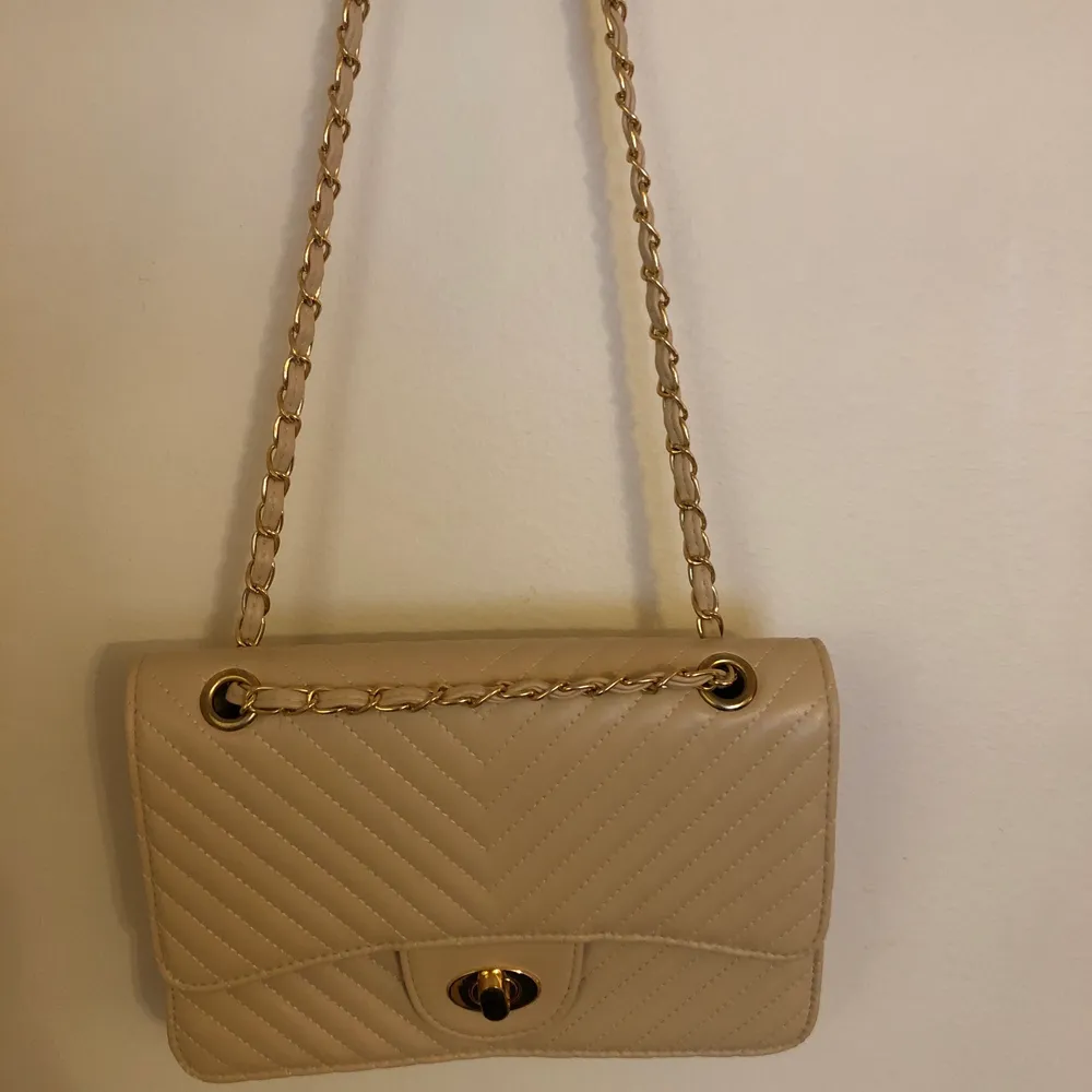 Beige mellanstor chanel inspirerad väska. Så fin! . Accessoarer.