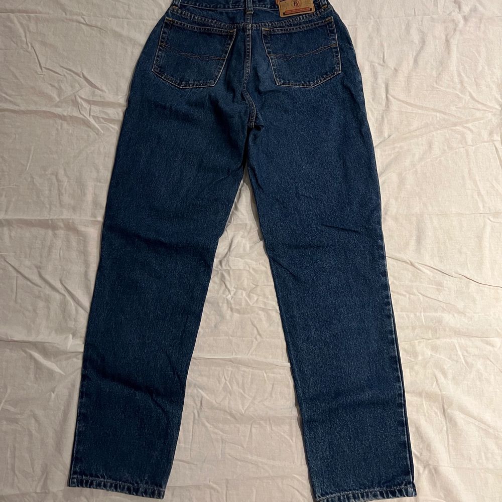 Jeans från rock dreams i bra skick, mer baggy upptill än nertill :) Skick: använda 8/10. Jeans & Byxor.