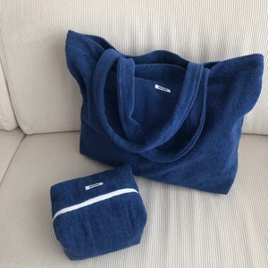 Handgjort väska och necessär  - Handgjorda blå necessär och väska💙 finner mer på bernh.se. Gjord av återvunna tyger. Necessär = 18x14x9cm 350kr Väska = 36x32x9 cm 390kr