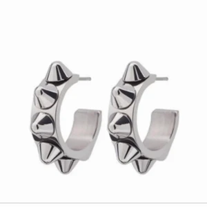 Edblad örhängen  - Säljer dessa sjukt populära Edblad örhängen då ja har två par! Skriv i dm för fler frågor och bilder💗