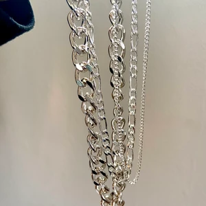 silver halsband kedja - Tre halsband/kedjor från weekday, köpt för 130 kr. Aldrig använt.