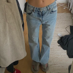 ZARA JEANS - jeans från zara använda en gång. Säljer för de aldrig används. I storlek 38. Köpte 1-2 storklubbar större för ville se med ”lågmidjade ut”. Är egentligen högmidjade. Väldigt långa iallafall om man har de lite längre ner på höfterna som jag. Är 178cm
