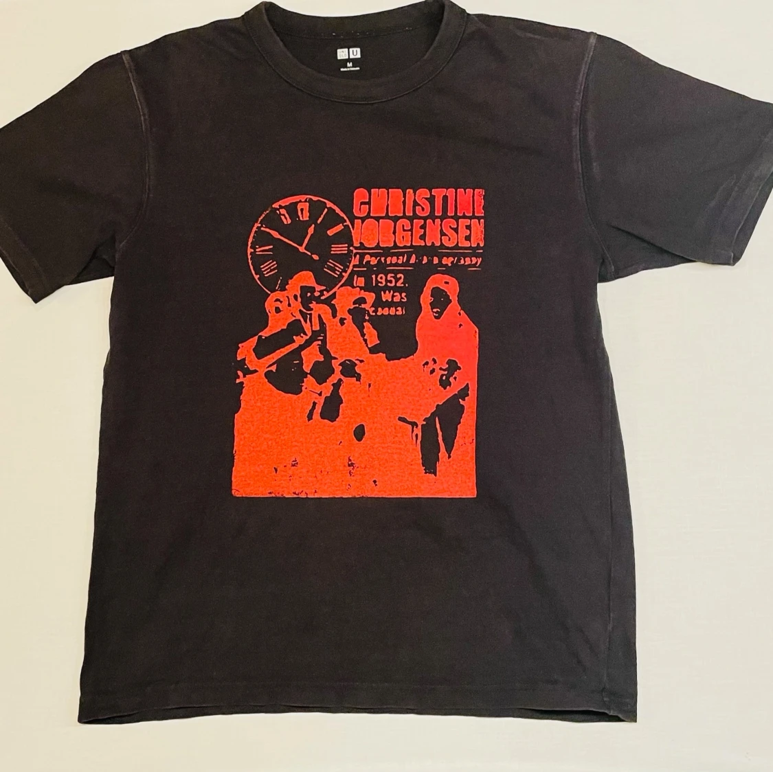 Svart t-shirt med rött tryck  - 90