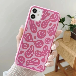 Rosa skal  - Skal för iPhone 11/12/12 pro. ‼️‼️🦋 lagt ut MASSA nytt så in och checka min sida🦋‼️‼️ 📦Fraktar med spårbar frakt för 66 kr, får plats med många plagg i samma paket så frakten blir samma oavsett om du köper 1 plagg eller 5📦 ❇️den 12 mars doneras ALLT till välgörenhet så passa på❇️