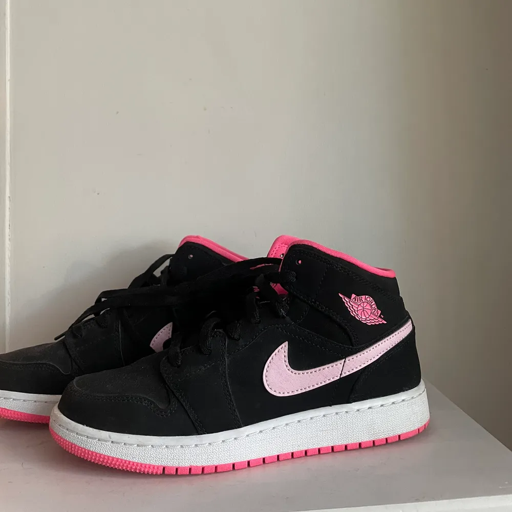 Jordan 1 mid, storlek 38 knappast använda så väldigt bra skick. Skor.