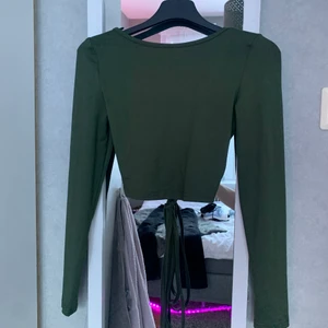 Croptop skogsgrön  - Crop top från SHEIN med superfin snörning i ryggen! Aldrig använd pga fel storlek. 