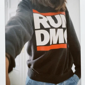 Sweatshirt  - Run dmc sweatshirt, finns ingen storlek i, men skulle säga typ S