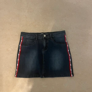 Levis Kjol  - Köpt från Kidsbrandstore.  Stlk: 16år.   Jätte söt kjol i super skick