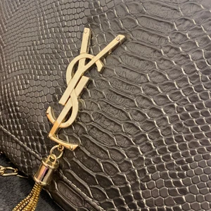 Ysl väska - Vet tyvärr inte om den är äkta därav säljer jag den för ett billigt pris. Fått den i present.