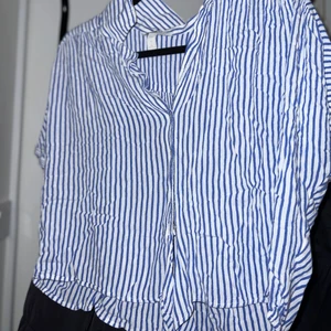 Kortärmad skjorta  - Kortärmad, jättefin skjorta! Skjortan är sval och skön, speciellt på sommaren! Den är jättesnygg och jag är så ledsen att den inte längre passar! (Katt finns i hemmet)