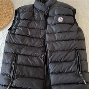 Moncler vest - Storlek s, använd ett fåtal gånger. Nyskick. Pris 2000kr eller bud.