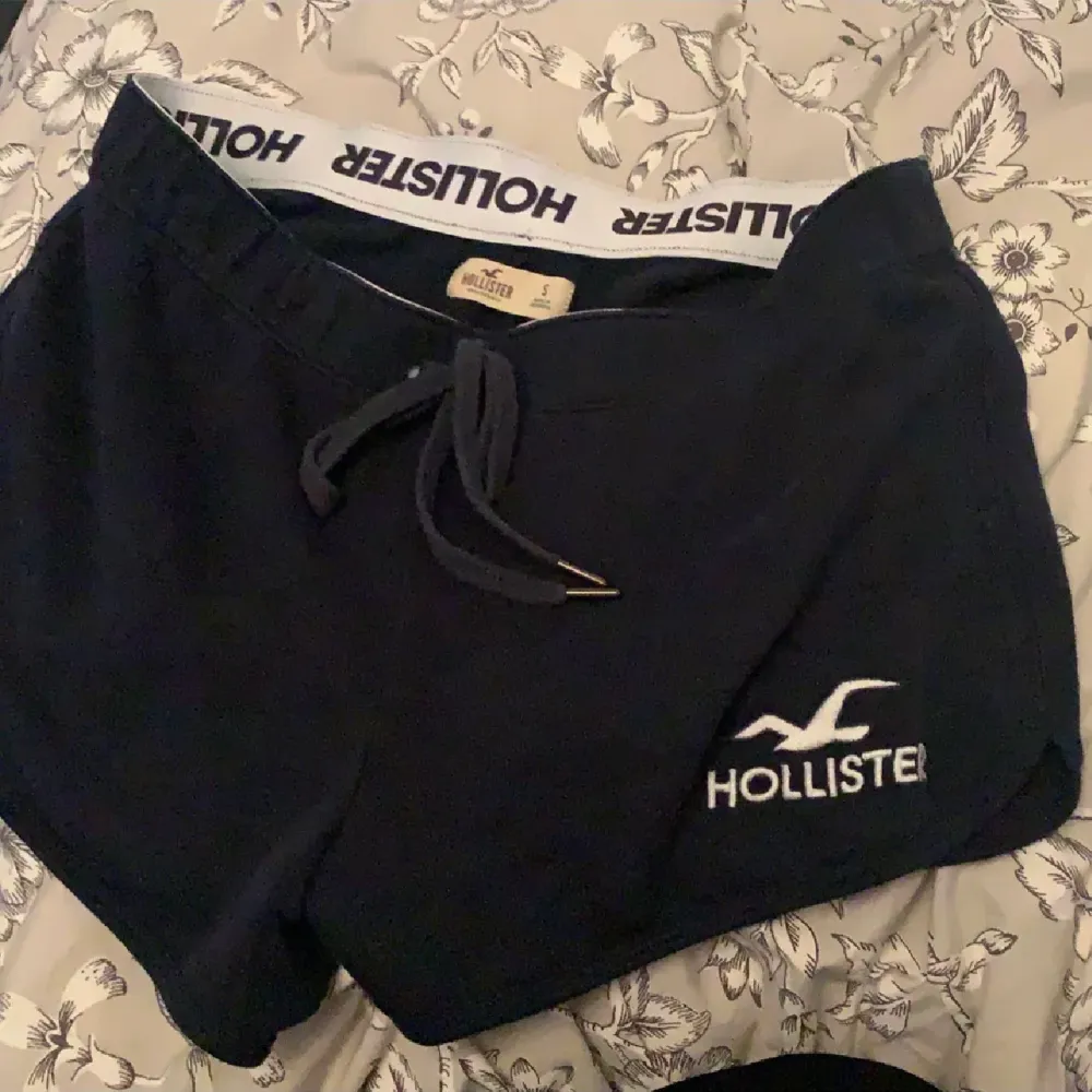 Mjukisshorts från Hollister i storlek S. . Shorts.