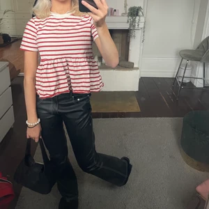 Zara randig tshirt - Säljer denna randiga Zara toppen som tyvärr inte kommer till användning längre!👊🏽Den är som ny, nästan helt oanvänd! Har även denna i svartvit, kika in min profil!❤️‍🔥 Köparen står för frakt🥰