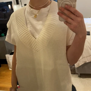 Stickad väst  - Vit stickad väst från H&M. Aldrig använd.