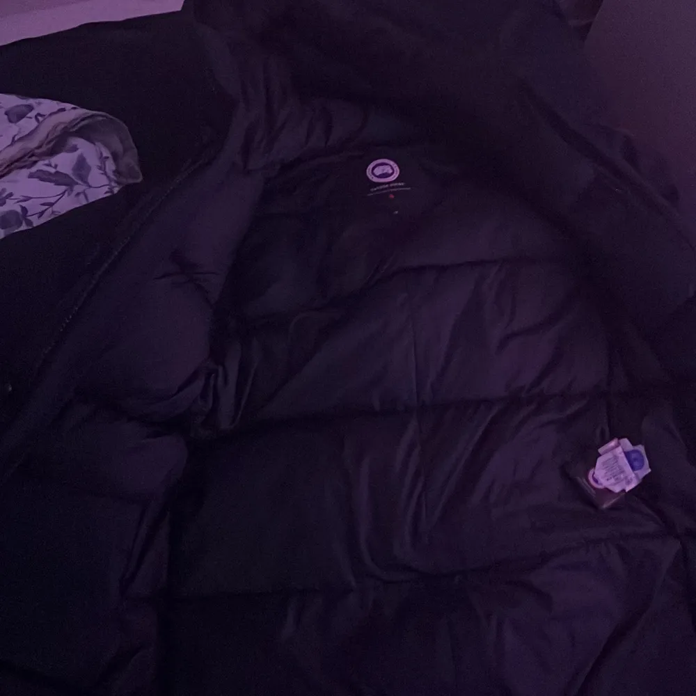 Jag säljer min canada goose jacka för har köpt en ny den är fin jacka Storlek S och jag säljer den för 3500kr den är äkta . Jackor.