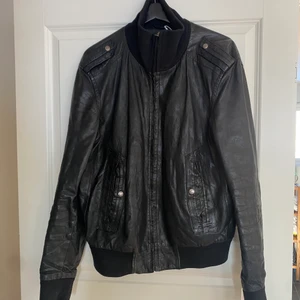 Läderjacka - Svart läderjacka från J.Lindeberg i storlek 50 (herr storlek).  