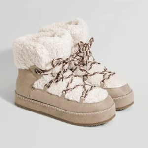 Boots från Oysho - Skor från Oysho köpta i Spanien. Aldrig använda, endast testade inomhus. Storlek 39. Liknar Inuikii skorna. Fler bilder kan skickas vid intresse! 